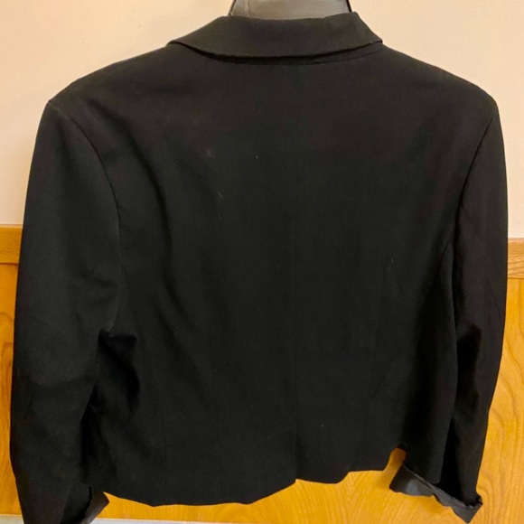 Cropped Black Blazer with Brooch - Picture 5 of 5